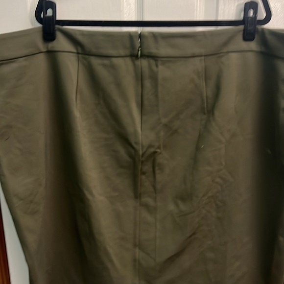 Liz Claiborne NWT Size 26W Olive Green Knee Length Skirt - Stretchy - Picture 5 of 5